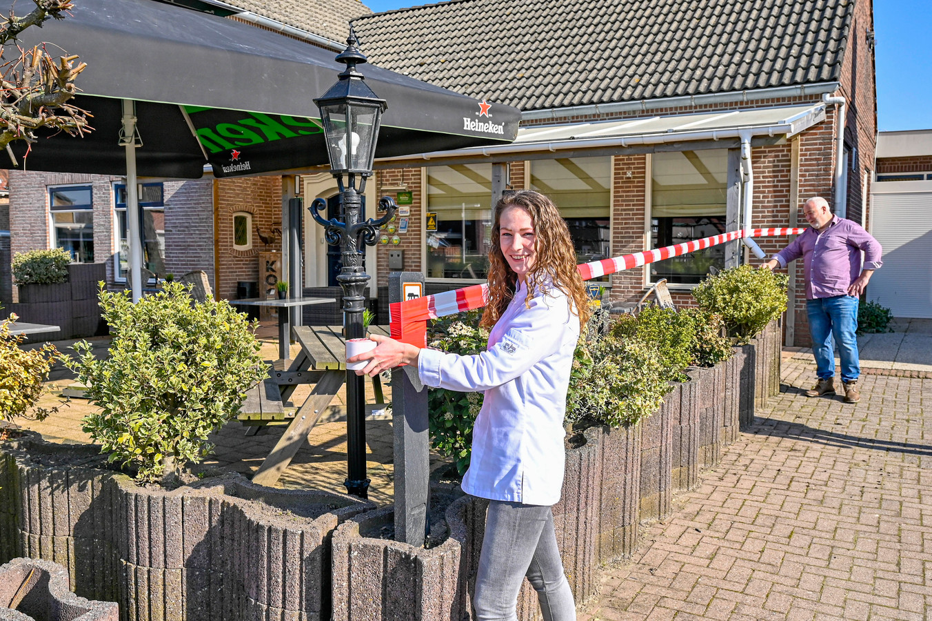 Bij café Kock in Kruisland werd in mart het terras met een rood lint afgezet vanwege de coronamaatregelen. (Foto: Maaike Koch en Toine Koch)