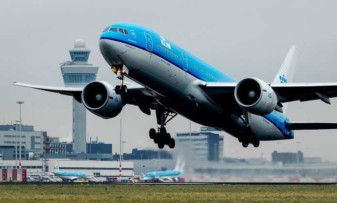 Een KLM-toestel op Schiphol. Van welke luchtvaartmaatschappijen de betroffen toestellen zijn, is overigens niet bekend gemaakt.