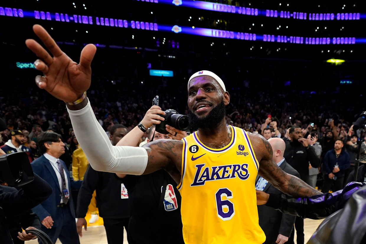 Lakers-legende Lebron James kroonde zich tot topscorer aller tijden in de NBA toen hij in de wedstrijd tegen Oklahoma City zijn 38.388ste punt scoorde. Beeld AP