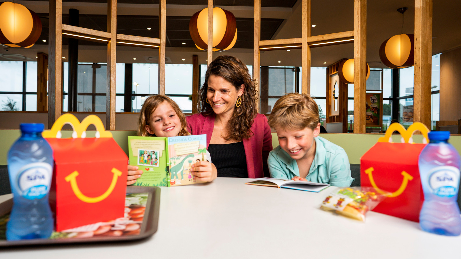 Tijdens de Kinderboekenweek zitten er in de Happy Meals van McDonald's geen speeltjes, maar leesboekjes.