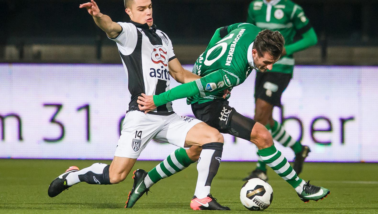 Heracles Almelo-speler Joey Pelupessy in duel met Sparta-speler Paco van Moorsel Beeld pro shots