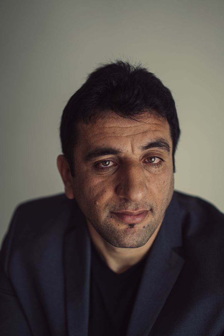 Ahmad Nadiri: 'Als een vrouw terechtstaat voor overspel, dan wordt degene die haar helpt als een medeplichtige beschouwd. Zo belandt een advocaat zelf ook in de gevangenis. Er is ook geen onderzoek, of geen echte procedure. De mollah stelt een paar vragen en doet een uitspraak.' Beeld Wouter Van Vooren