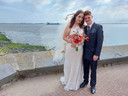 Kirsten en Joeri van Leeuwe op hun trouwdag, in een bij de bruidsjurkenbieb gehuurde trouwjurk en kostuum.