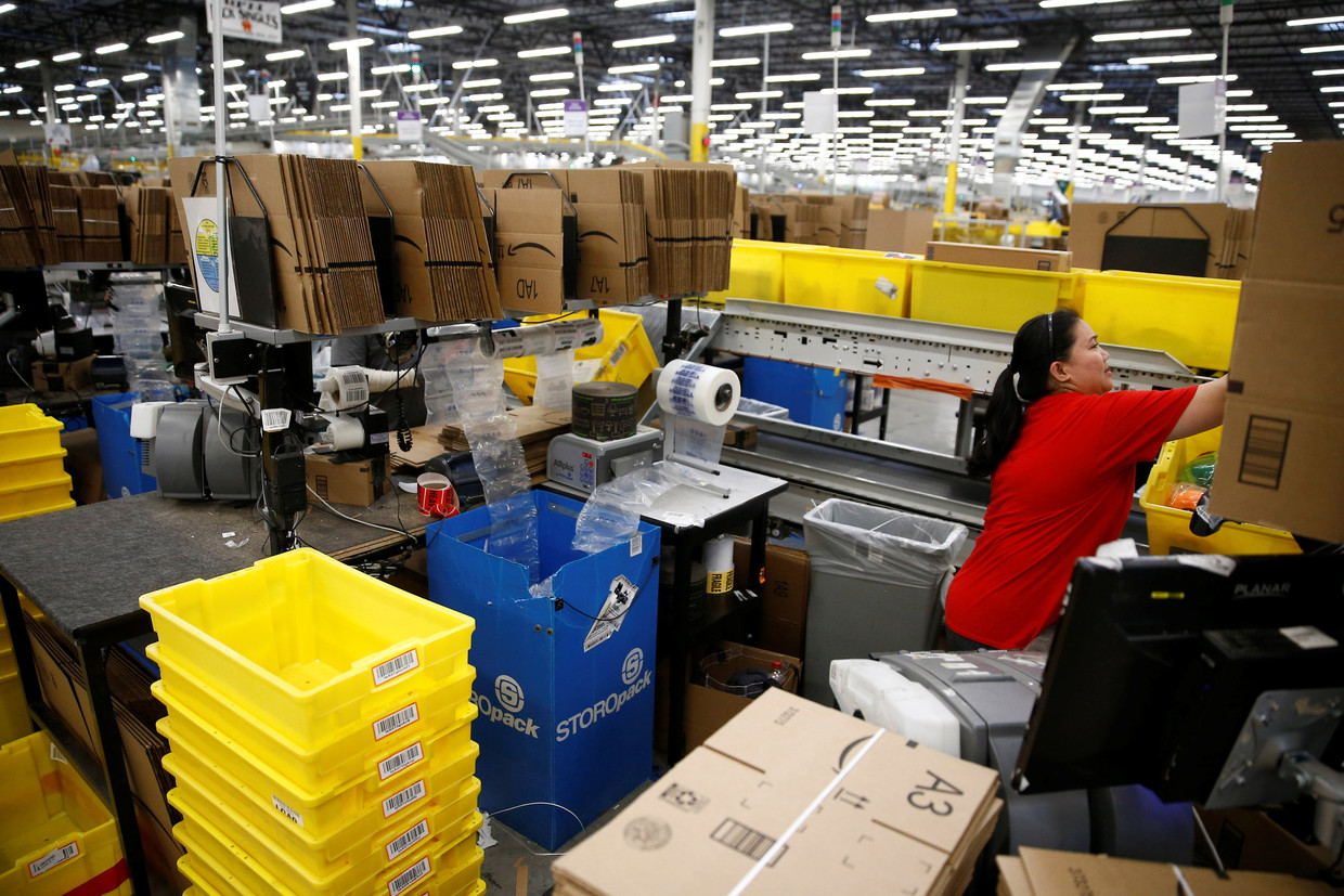 Bestelde artikelen worden gescand in een Amazonwinkel in Berlijn. Beeld Reuters
