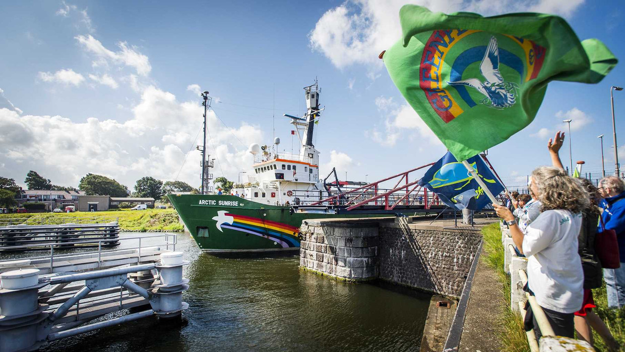 Het actieschip Arctic Sunrise van milieuorganisatie Greenpeace gaat door de sluizen bij IJmuiden. Beeld anp