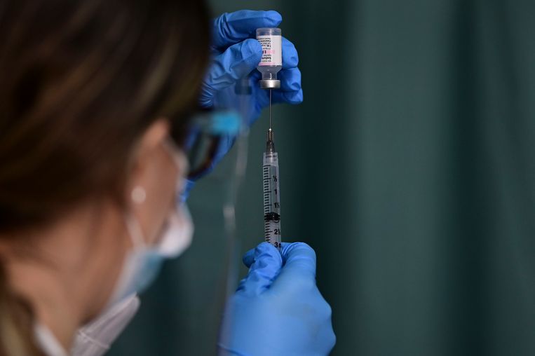 Het Eerste Vaccin Is Goedgekeurd Wanneer Gaan We Prikken En 6 Andere Vragen Het Parool