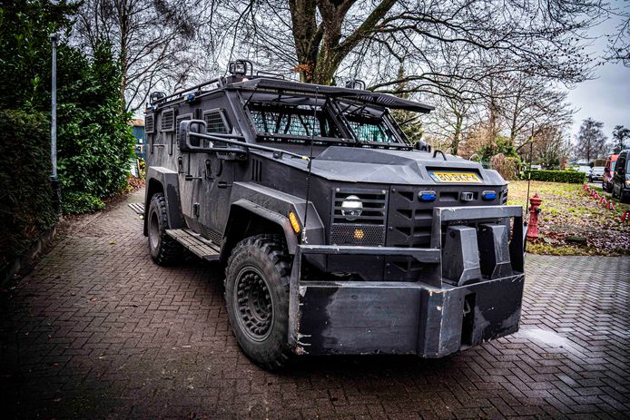 Een van de twee gepantserde wagens die de politie zondag inzette tijdens een inval in Lunteren.