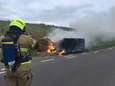 Hooibalen ruim een uur in brand langs Oosterdijk Enkhuizen