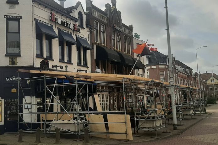 Op het Wilhelminaplein bouwen drie kroegen aan een gezamenlijke terrasoverkapping. Uiteindelijk gaf de gemeente tóch groen licht hiervoor.