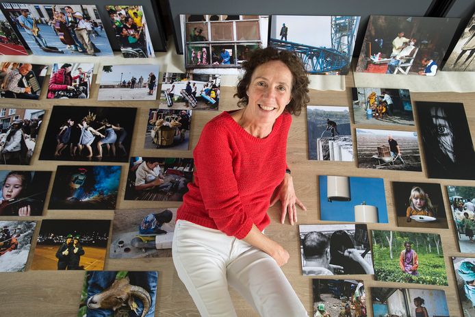 Wilma Borm tussen een deel van de foto's die zijn aangeleverd voor de tentoonstelling.