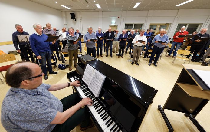 Deze week kwamen verschillende mannenkoren weer eens bij elkaar om samen te zingen. Het was een repetitie voor een bijzondere pontificale mis op zondag 7 november in de Sint-Jan.