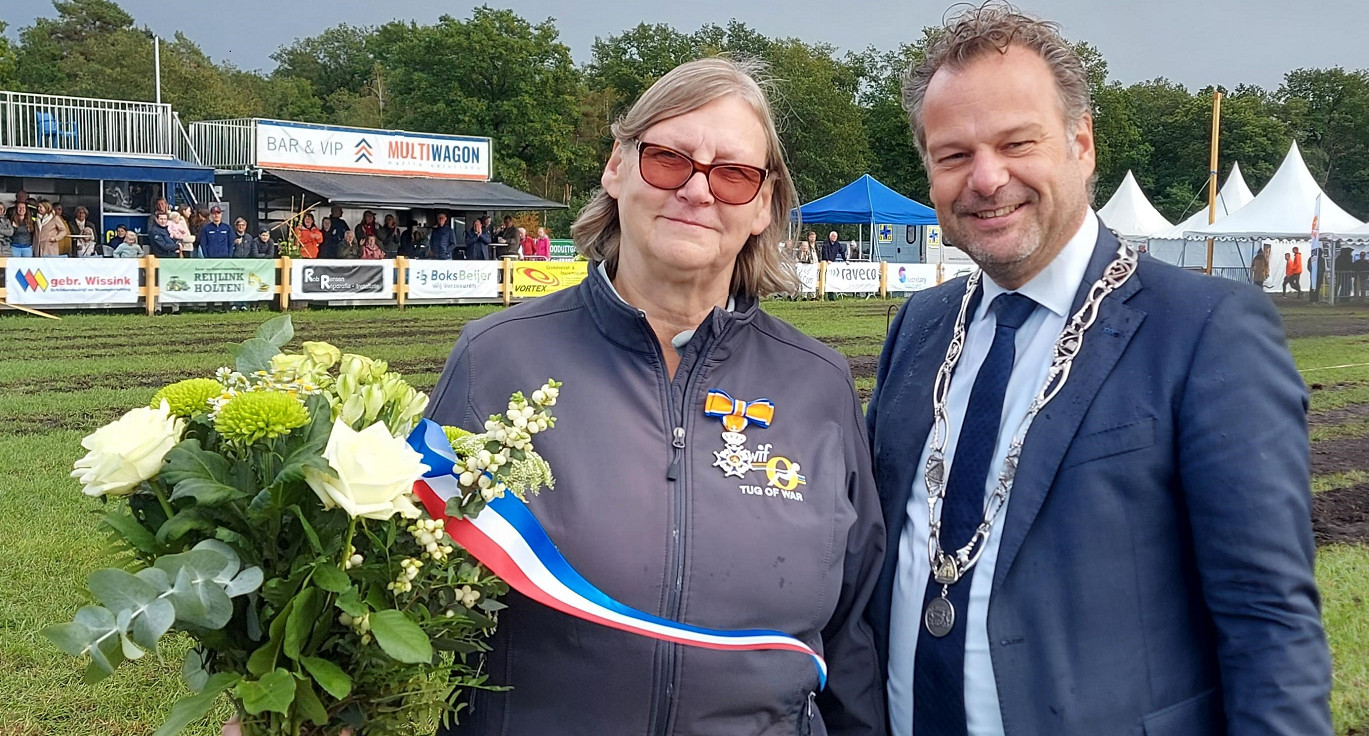 Anja Poorterman-Bargeman werd tijdens het WK touwtrekken in Holten verrast door de Zutphense wethouder en locoburgemeester Rick Verschure.