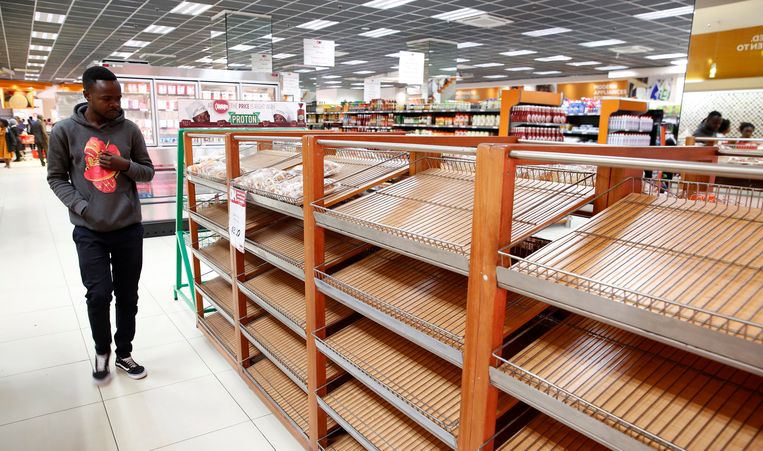 Lege broodschappen in een supermarkt in Harare. Brood is onbetaalbaar geworden in Zimbabwe.  Beeld EPA