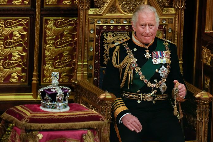 Prins Charles sprak bij afwezigheid van de 96-jarige Elizabeth de troonrede uit. Hij zat niet op haar stoel, maar op die van haar overleden man, prins Philip.