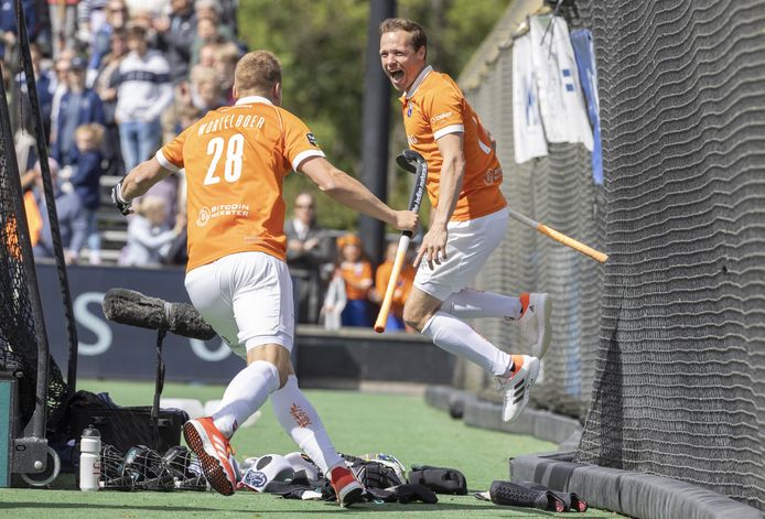 Roel Bovendeert (r) heeft de stand voor Bloemendaal op 1-0 gebracht met links Floris Wortelboer tegen Pinoke tijdens de tweede wedstrijd van de finaleronde van de play-offs om het Nederlands kampioenschap hockey.