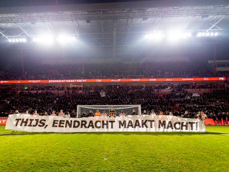 PSV-supporters maken van thuiswedstrijd tegen AZ een ‘Thijswedstrijd’ en zamelen geld in 