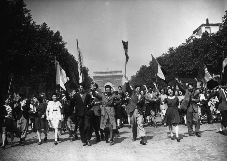 8 mei 1945 op de Champs Elysees in Parijs. 'Het is belangrijk dat wij de capitulatie van nazi-Duitsland en het eind van de Tweede Wereldoorlog blijven herdenken', stelt Mortier. Beeld Getty Images