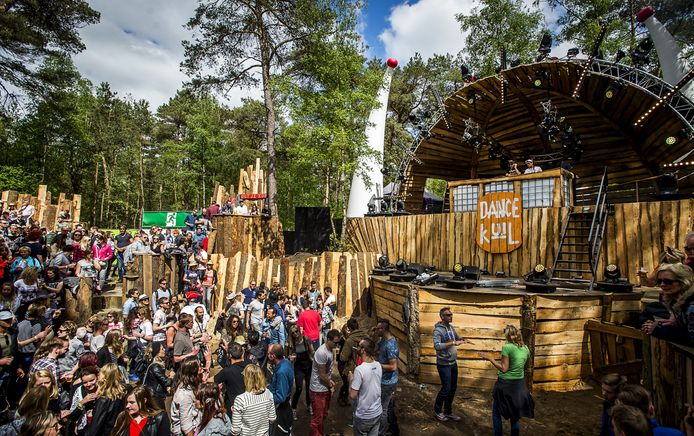 Bezoekers op het Dauwpop-festivalterrein in de bossen van Hellendoorn.