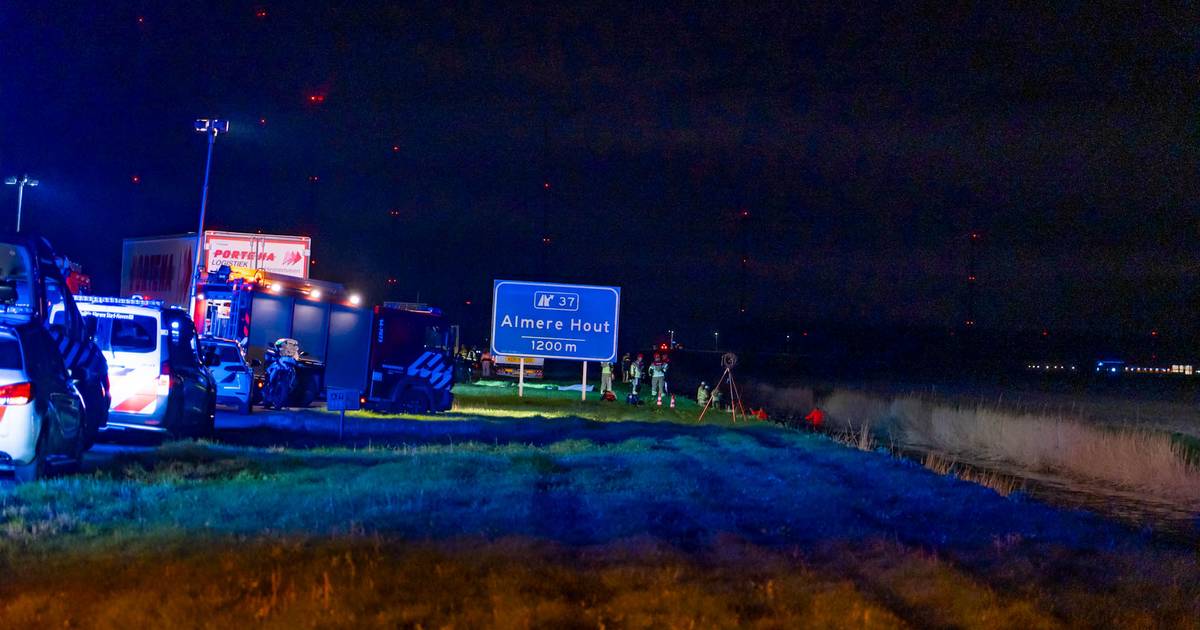 Uitgestapte automobilist omgekomen door aanrijding op A27 bij Almere.