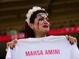 Een Iraanse supporter is in tranen bij het volkslied van Iran. Ze protesteert tegen het overlijden van Masha Amini.