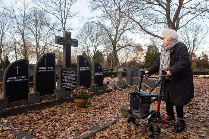 Udenhout/Dongen - Pix4Profs/René Schotanus. Mevrouw Emmen-Hesselberth op de begraafplaats in Dongen waar haar 4 broertjes en zusje liggen.