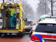 Fietsster raakt gewond aan hoofd bij botsing met auto in Oss, met ambulance naar ziekenhuis gebracht