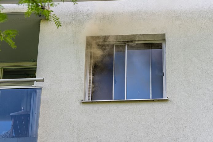 Bewoners ademen rook in bij keukenbrand in Tilburg.