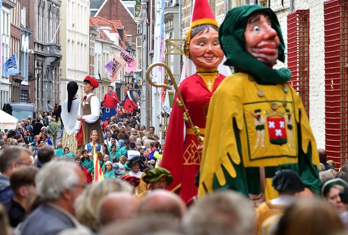Een groep van 49 reuzen, uit Nederland, België, Frankrijk en Spanje, trok zondagmiddag door de Bergse binnenstad.