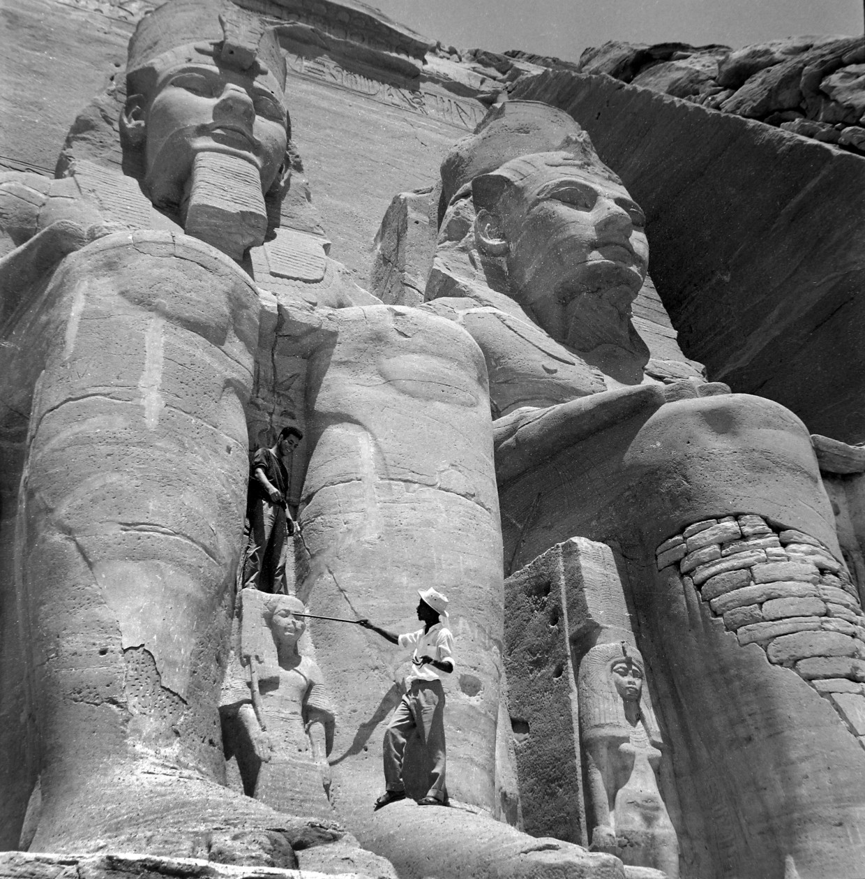 Sebuah kuil Mesir kuno dipotong menjadi balok-balok dan dipindahkan untuk membangun Bendungan Aswan di situs ini.  Gambar Tinggi Belanda, foto atas