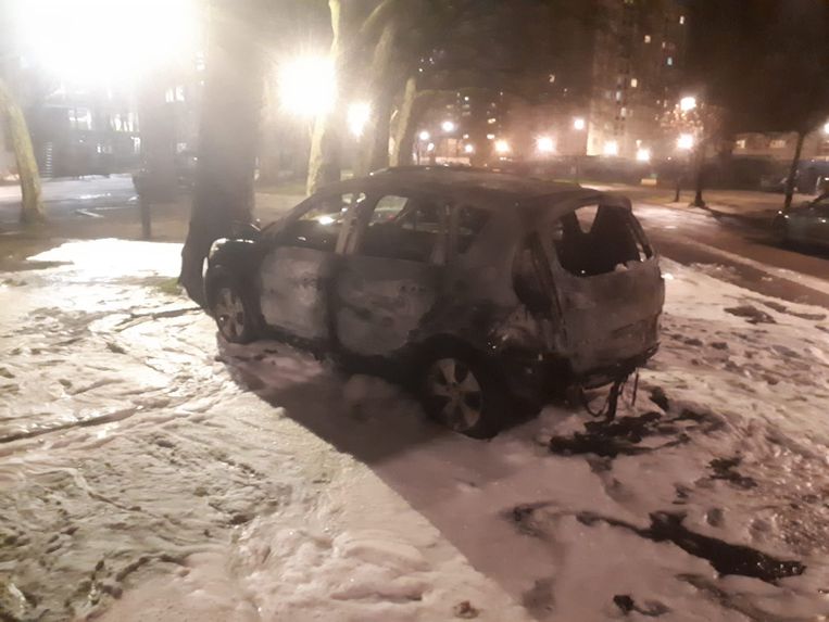 In Anderlecht brandde een wagen uit. Beeld Baert