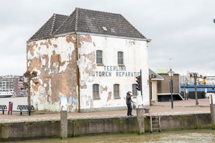 Het vervallen pand van Teerlink aan de Kalkhaven in Dordrecht, eigendom van projectontwikkelaar Van Pelt