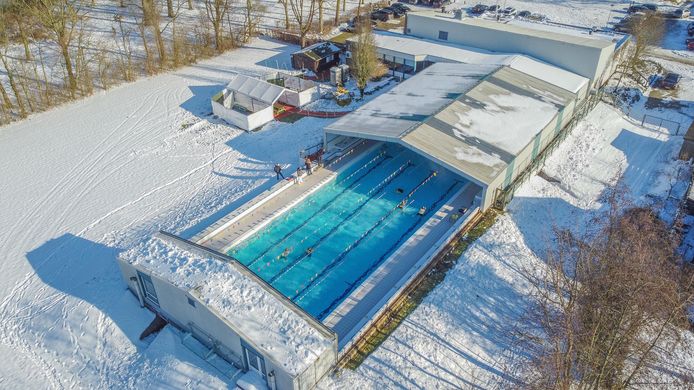 Terwijl Iedereen Aan Schaatsen Denkt Kun Je In Zwartsluis Zwemmen Bij 4 Graden Kop Van Overijssel Destentor Nl