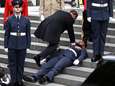 Un soldat de la Royal Air Force s’évanouit sur les marches de la cathédrale Saint-Paul