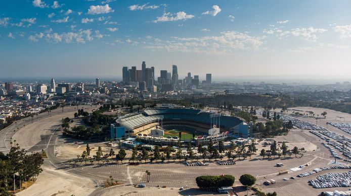 Een zeldzaam panorama over Los Angeles, een stad die zonder corona meestal in smog is gehuld.
