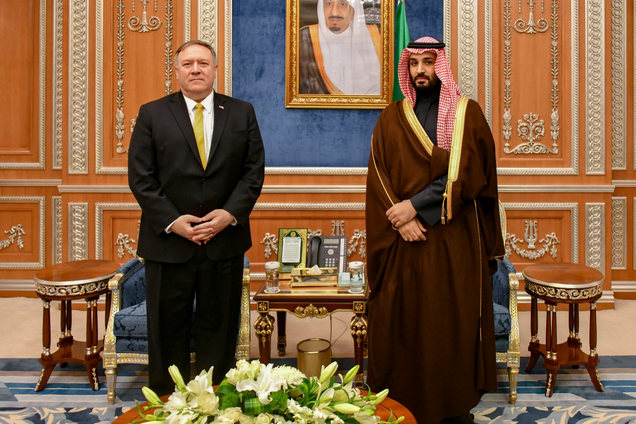 Minister van buitenlandse zaken Mike Pompeo bezoekt de Saudische kroonprins Mohammad Bin Salman, in januari van dit jaar. Beeld EPA