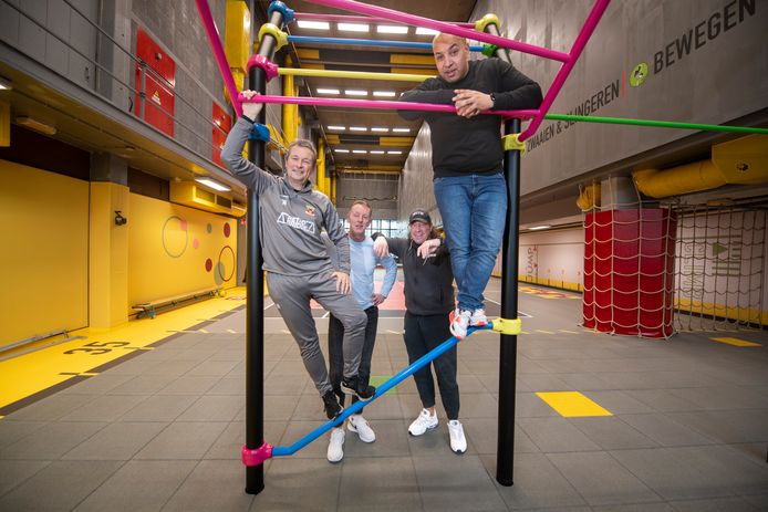 FSG gaat ASM (Athletic Skills Model) toevoegen aan de jeugdopleiding Go Ahead Eagles. Op de foto van links naar rechts Eric Whittie, Diederik Bos, René Diks en Joey Ngarigota.