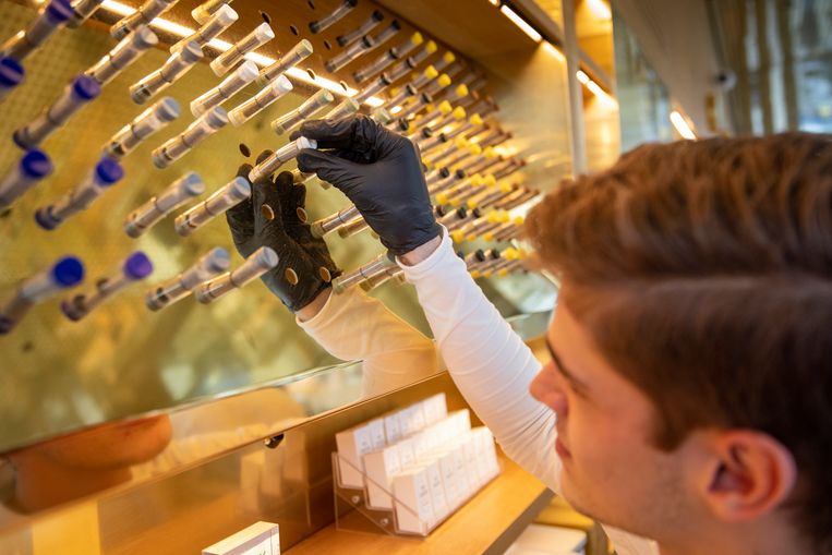 CoffeeshopBoerejongens heeft in de winkel speciale Covid-arrangementen gemaakt, zoals de plastic verdelers op de toonbank.
 Beeld Hollandse Hoogte 