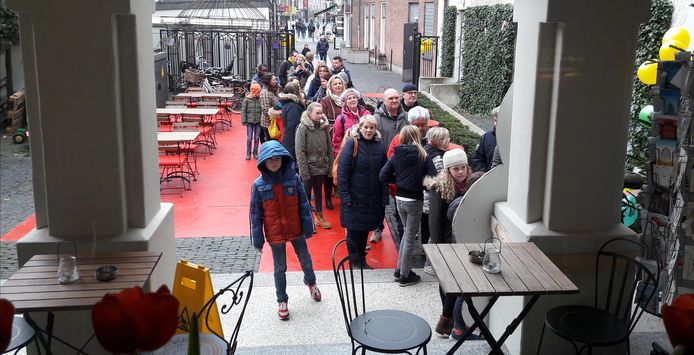 Honderden kinderen komen met hun ouders naar Grand Theatre Boekhandel in Breda voor een meet and greet met Andy Griffiths. De rij loopt zelfs door tot ver buiten de winkel.