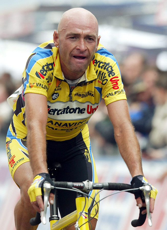 Marco Pantani, winnaar van de Tour de France van 1998, werd in 2004 dood aangetroffen op zijn hotelkamer.