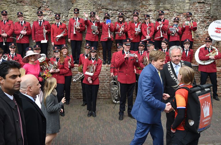 Koning Willem-Alexander bedankt een meisje in Zwolle. Beeld Marcel van den Bergh / de Volkskrant
