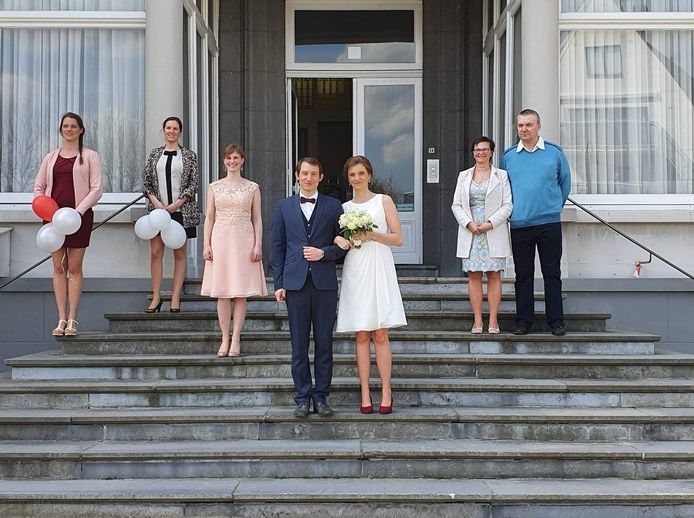 Het pas gehuwde koppel Hanna Feys en Nico Dejaeghere verlaat het gemeentehuis van De Haan. Hier met de zussen Tina, Sabrina en Tessa Feys en de ouders van Hanna, Ivan en Carine.