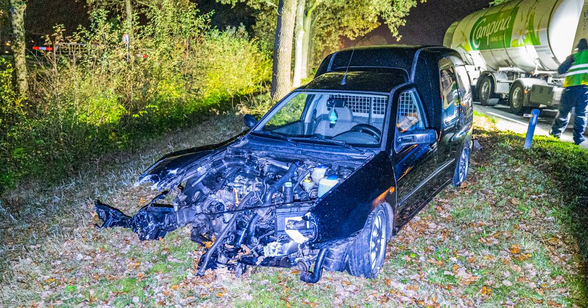 Auto tegen brug gebotst op Rijksstraatweg in Jistrum