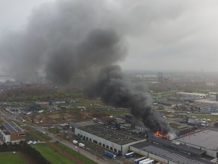 Enorme rookwolken boven Nijmegen na grote brand bij autobedrijf