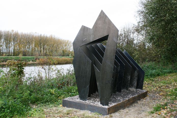 Langs het fifietspad aan de Schelde staat een nieuw kunstwerk ter nagedachtenis van alle overledenen.