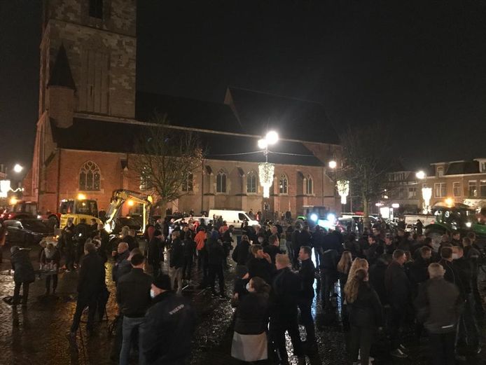 Honderden mensen staan donderdagavond op de Markt in Winterswijk om te protesteren tegen strenge stikstofregels.