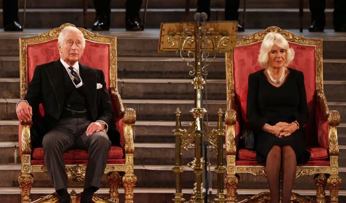 Van De Zalving Tot De Troonsbestijging: Uit Deze Zes Exacte Stappen Bestaat  De Kroning Van Charles Iii | Kroning Van Charles Iii | Hln.Be