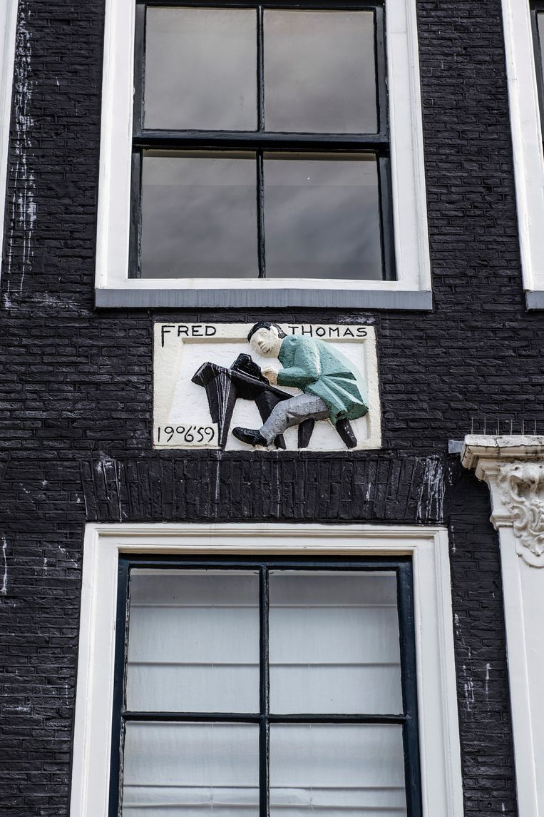Op 9 mei stonden we voor Prinsengracht 505, het voormalige woonhuis van schrijver en journalist Fred Thomas (1906-1959). Hij had een bijzondere belangstelling voor het lot van de bewoners rondom de afgesloten Zuiderzee. Winnaar van het jaarabonnement op Ons Amsterdam is Yentl Sarfaty. Beeld Nina de Laat