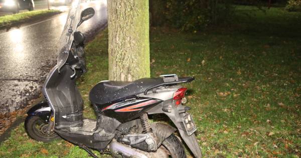 Meisje op scooter gewond bij aanrijding op rotonde in Oss.