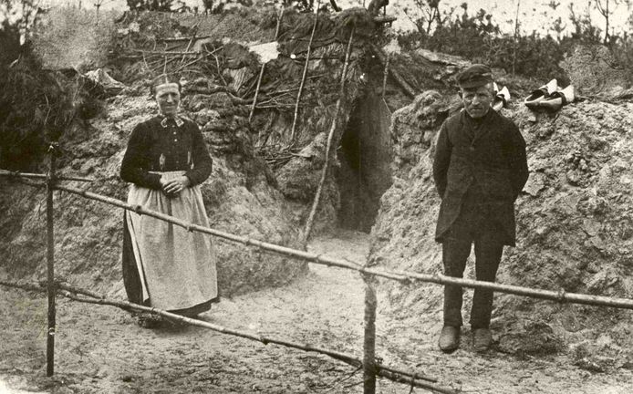 Een foto van circa 1930: Antonetta Roelofs met haar partner Jan van den Boogaard (bij iedereen bekend als Jan Tompe) voor hun huisje op de Osse hei.