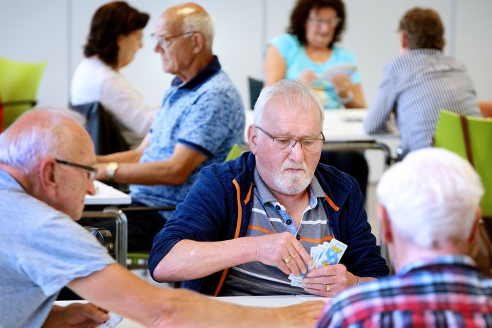 Buurthuis 'De Linde' ging in de loop van dit jaar opnieuw open voor de senioren. Men kan weer volop koersballen, kaarten,  biljarten of handwerken. Komend jaar krijgen de buurthuizen te maken met bezuinigingen.